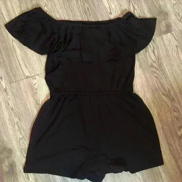 Black shorts Romper - Picture 3 of 3